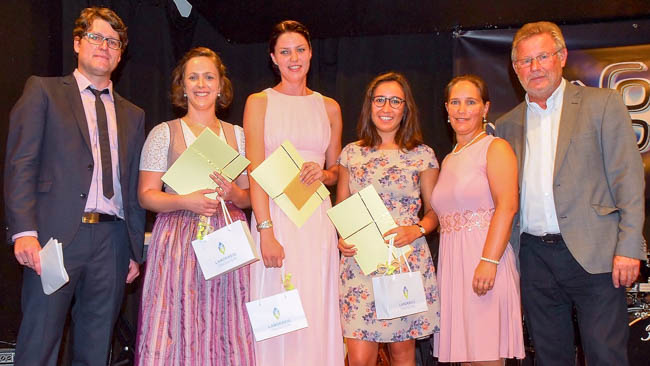 Einen Staatspreis der Regierung von Oberbayern bekamen drei Schülerinnen der Krankenpflegeschule. Unser Foto zeigt von links Schulleiter Alexander Hoh, die Preisträgerinnen Viktoria Lamminger, Stefanie Heinrich und Chantal Nies sowie Klassenleiterin Manuela Nann und den stellvertretenden Landrat Sepp Konhäuser Einen Staatspreis der Regierung von Oberbayern bekamen drei Schülerinnen der Krankenpflegeschule. Unser Foto zeigt von links Schulleiter Alexander Hoh, die Preisträgerinnen Viktoria Lamminger, Stefanie Heinrich und Chantal Nies sowie Klassenleiterin Manuela Nann und den stellvertretenden Landrat Sepp Konhäuser