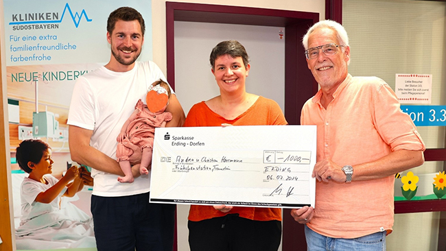 Dankbar für die gute Versorgung auf der Kinderintensivstation des Klinikums Traunstein: v.l. Manuel Herrmann mit Josefina; Dorothee Springer, Stationsleiterin der Kinderintensivstation am Klinikum Traunstein; Christian Herrmann Dankbar für die gute Versorgung auf der Kinderintensivstation des Klinikums Traunstein: v.l. Manuel Herrmann mit Josefina; Dorothee Springer, Stationsleiterin der Kinderintensivstation am Klinikum Traunstein; Christian Herrmann
