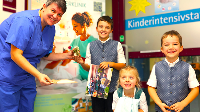 Die Kinderintensivstation freut sich über den großherzigen Einsatz der kleinen Sänger: Dorothee Springer, Stationsleitung der Kinderintensivstation am Klinikum Traunstein mit Maximilian Lukas (neun Jahre), Josefine Hölzle (drei Jahre) und Johannes Lukas (fünfeinhalb Jahre)