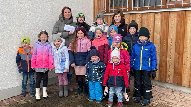 Die Pidinger Trachtenkinder bei der Spendenübergabe. Die Pidinger Trachtenkinder bei der Spendenübergabe.