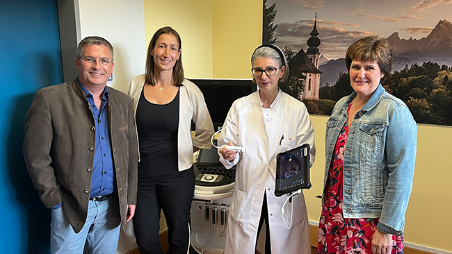 Dr. Ursula Reichelt (rechts) und Chefärztin Dr. Kornelia Zenker-Wendlinger (2. v. r., mit dem neuem mobilen Ultraschallgerät) freuen sich gemeinsam mit Standortleitung Melanie Schöndorfer (2. v. l.) und Hermann Lochschmied, Schriftführer der Freunde der Fachklinik Berchtesgaden e.V. Dr. Ursula Reichelt (rechts) und Chefärztin Dr. Kornelia Zenker-Wendlinger (2. v. r., mit dem neuem mobilen Ultraschallgerät) freuen sich gemeinsam mit Standortleitung Melanie Schöndorfer (2. v. l.) und Hermann Lochschmied, Schriftführer der Freunde der Fachklinik Berchtesgaden e.V.