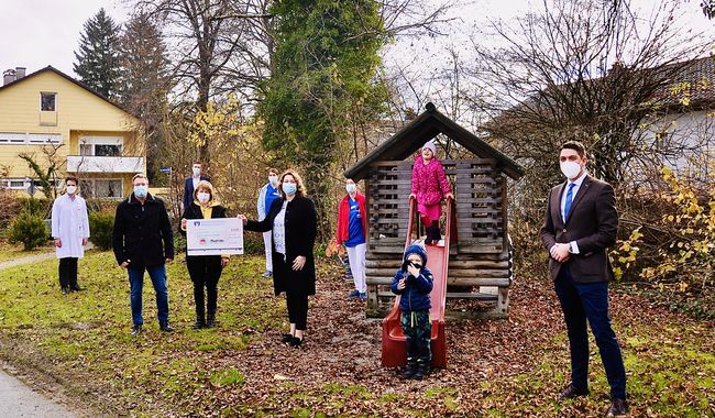 Vorne v.l.n.r.: Geschäftsführer der Meindl & Sohn GmbH & Co. KG Thomas Meindl mit Gabriele und Anette Meindl und den Kindern (Notabene: Ein Hausstand, daher ohne 1,5 m Abstand), Landrat Siegfried Walch. Hinten v.l.n.r.: Chefarzt der Kinderklinik PD Dr. Gerhard Wolf, Vorstandsvorsitzender der Kliniken Südostbayern AG Dr. Uwe Gretscher, Stationsleitungen der Kinderklinik Pamela Becker und Julia Thalhammer. Vorne v.l.n.r.: Geschäftsführer der Meindl & Sohn GmbH & Co. KG Thomas Meindl mit Gabriele und Anette Meindl und den Kindern (Notabene: Ein Hausstand, daher ohne 1,5 m Abstand), Landrat Siegfried Walch. Hinten v.l.n.r.: Chefarzt der Kinderklinik PD Dr. Gerhard Wolf, Vorstandsvorsitzender der Kliniken Südostbayern AG Dr. Uwe Gretscher, Stationsleitungen der Kinderklinik Pamela Becker und Julia Thalhammer.